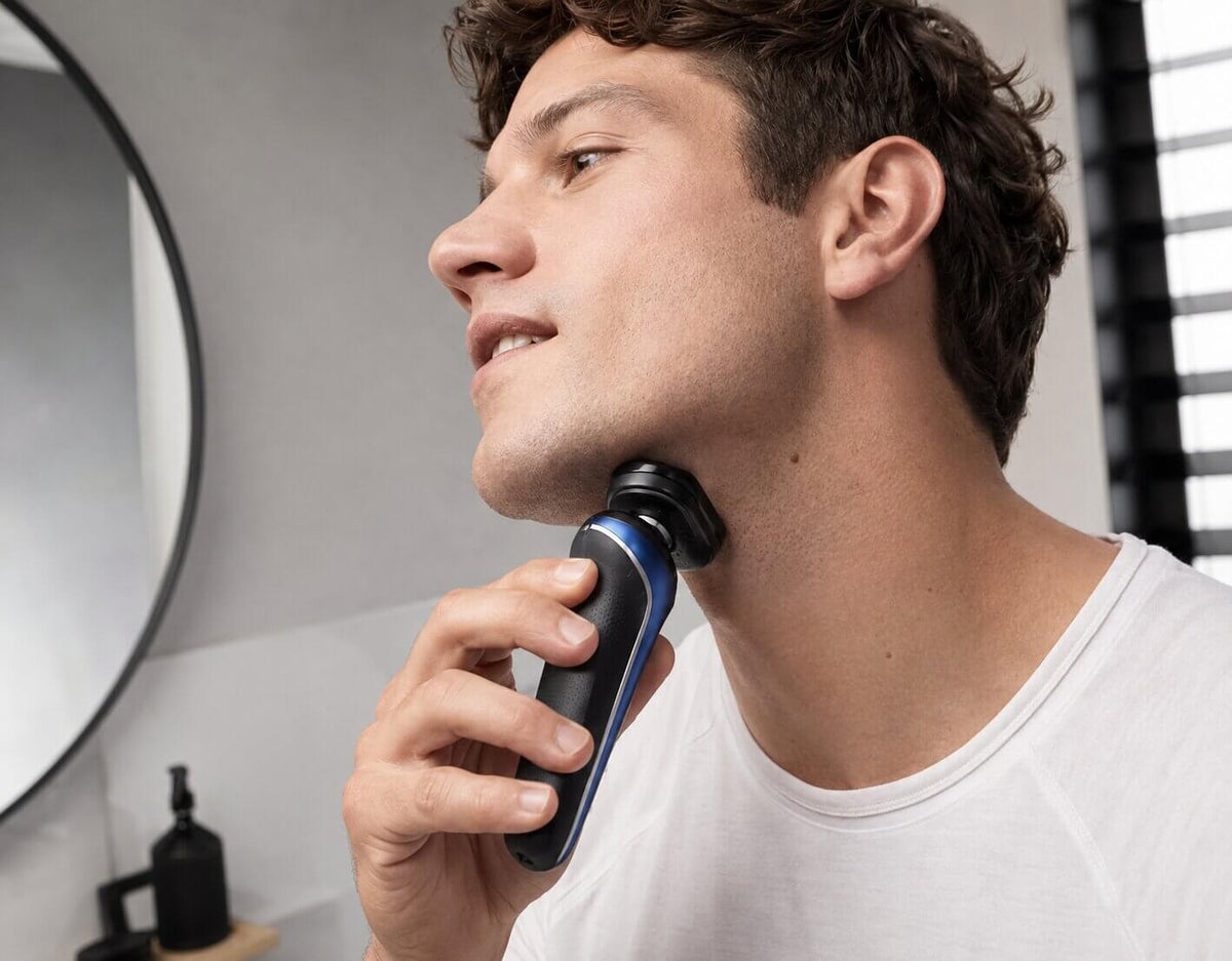 The SensoFlex shaving head flexes with the contours of your face to maintain close contact while helping reduce pressure on sensitive skin.