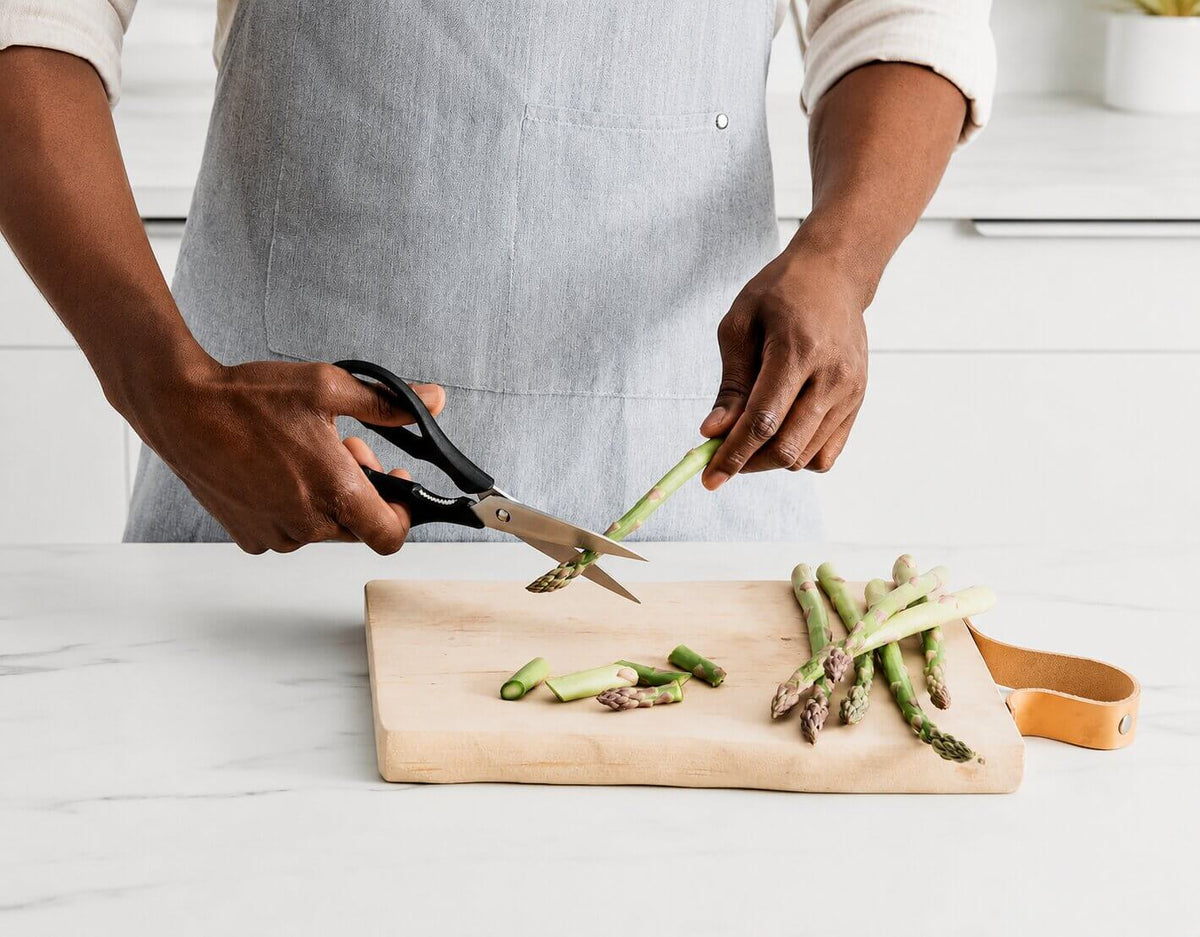 Durable, rust-resistant stainless steel blades deliver precise cuts through meats, vegetables and everyday ingredients.